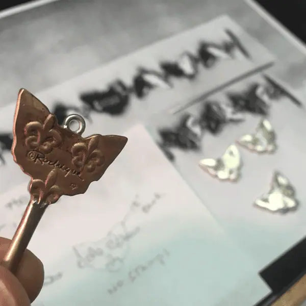 Pendant: Small Head with Gold Aura